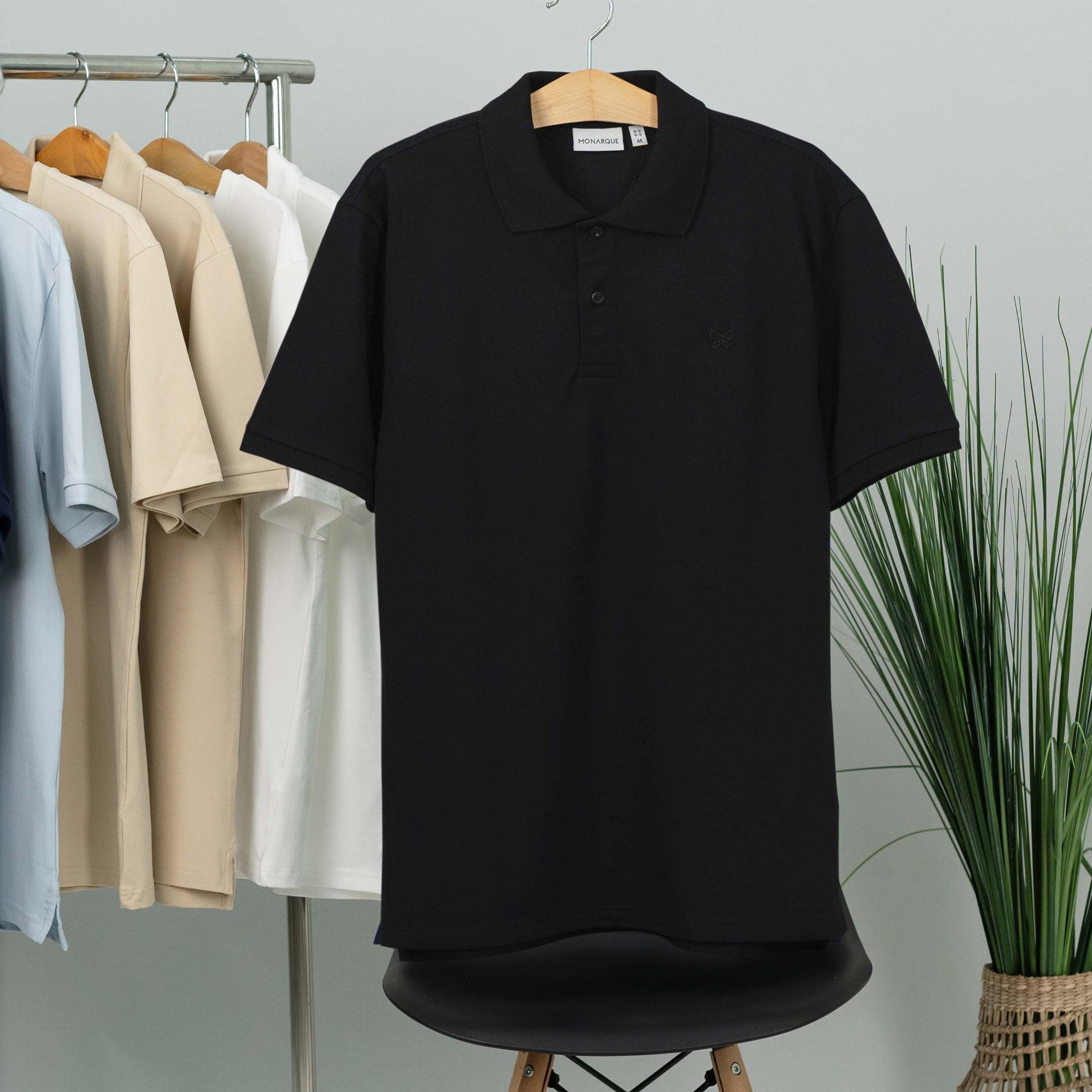 LE POLO ICONIQUE DE MONARQUE EN COTON PIMA STRETCH OFFRE UNE
SENSATION DE DOUCEUR EXTRÊME ET UN CONFORT INÉGALÉ.